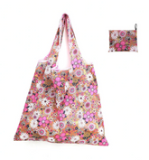 ECO maisiņš ar krāsainām puķēm uz balta fona – videi draudzīgs atkārtoti lietojams iepirkumu maisiņš – agmarket.lv